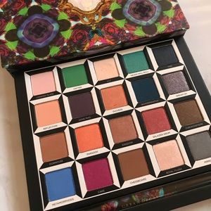 LE Urban Decay Disney Alice eyeshadow palette